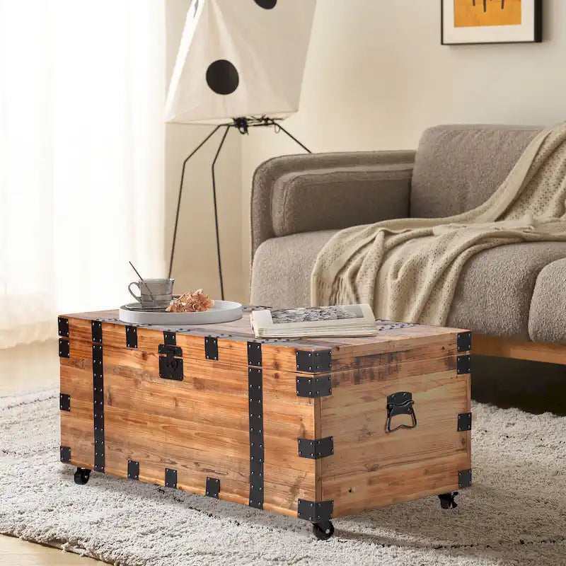 Table basse coffre industrielle en bois recyclé naturel avec cadre en métal noir et 4 roulettes