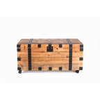Table basse coffre industrielle en bois recyclé naturel avec cadre en métal noir et 4 roulettes