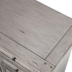 Commode rustique à 5 tiroirs en brun vieilli / gris antique / blanc antique vieilli avec poignées en métal martelé et assemblage à queue d'aronde anglaise