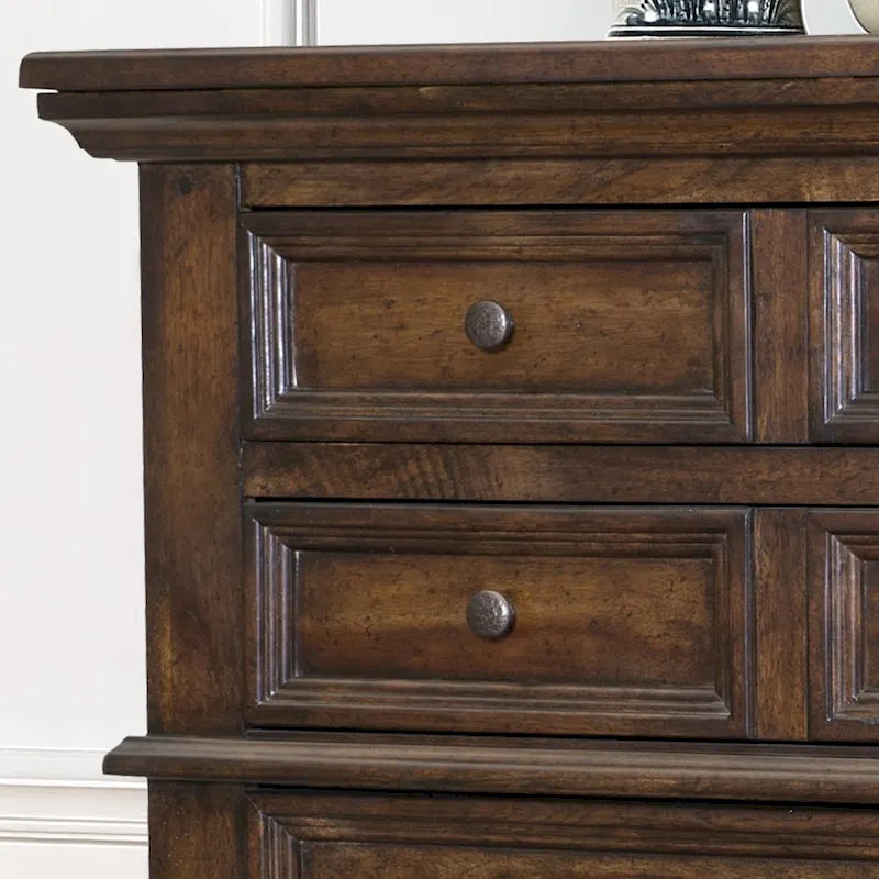Commode rustique à 5 tiroirs en brun vieilli / gris antique / blanc antique vieilli avec poignées en métal martelé et assemblage à queue d'aronde anglaise