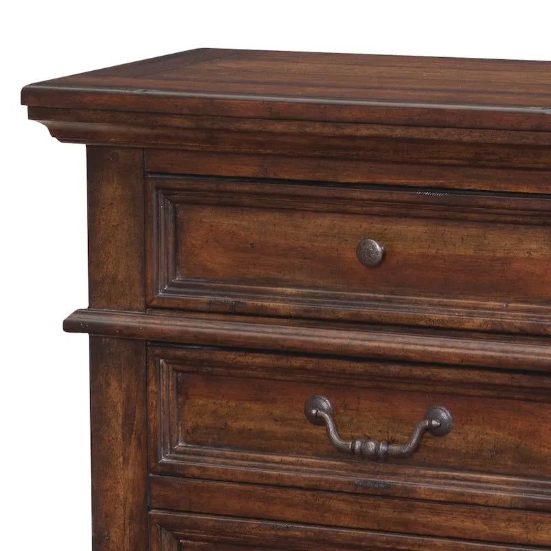 Commode rustique à 5 tiroirs en brun vieilli / gris antique / blanc antique vieilli avec poignées en métal martelé et assemblage à queue d'aronde anglaise