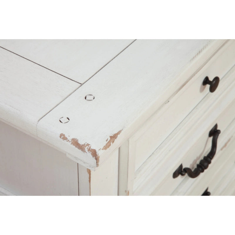 Commode rustique à 5 tiroirs en brun vieilli / gris antique / blanc antique vieilli avec poignées en métal martelé et assemblage à queue d'aronde anglaise