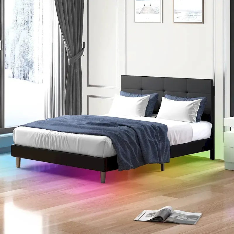 Lit plateforme en PVC gris / noir / blanc avec lumières LED RGB et tête de lit capitonnée – Taille complète / Queen / King
