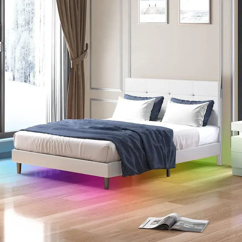 Lit plateforme en PVC gris / noir / blanc avec lumières LED RGB et tête de lit capitonnée – Taille complète / Queen / King