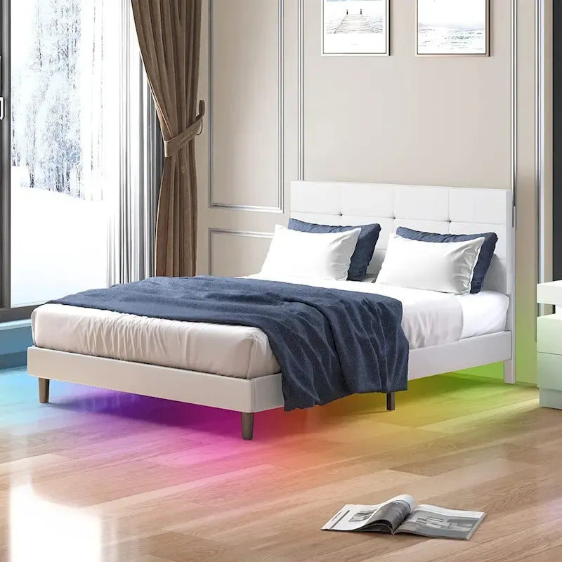 Lit plateforme en PVC gris / noir / blanc avec lumières LED RGB et tête de lit capitonnée – Taille complète / Queen / King