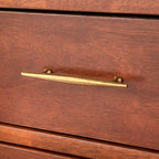 Table de chevet 3 tiroirs Mid-Century Moderne Chêne / Blanc / Blanc et Bois clair / Noir avec pieds fuselés et poignées en laiton antique