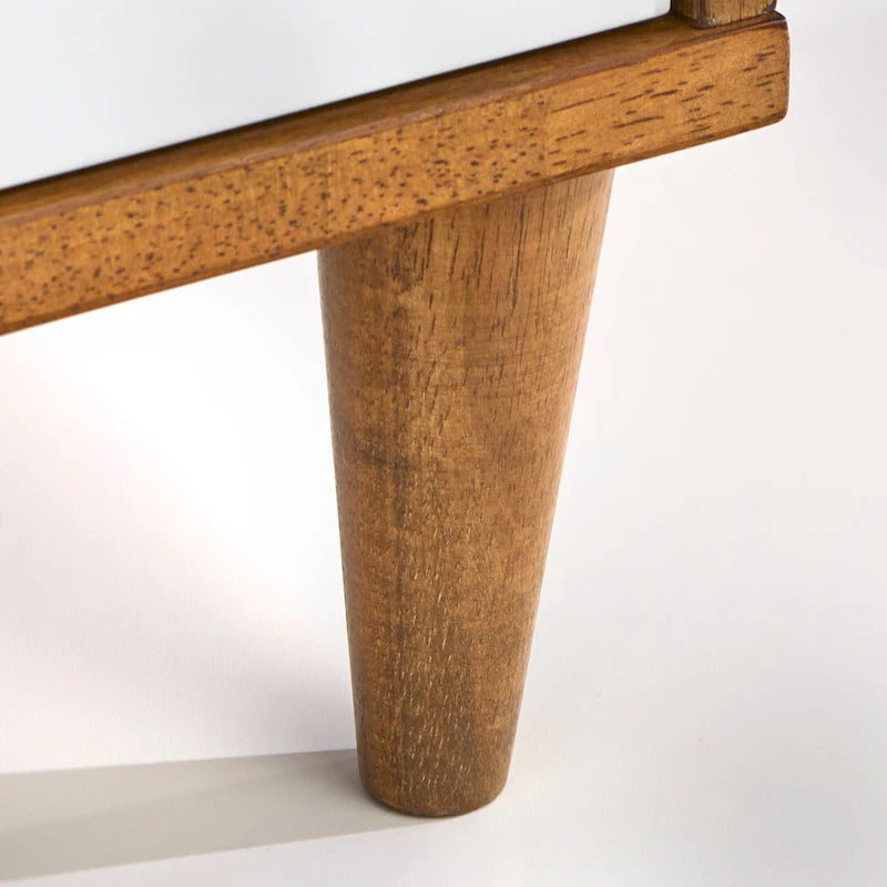 Table de chevet 3 tiroirs Mid-Century Moderne Chêne / Blanc / Blanc et Bois clair / Noir avec pieds fuselés et poignées en laiton antique
