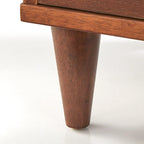 Table de chevet 3 tiroirs Mid-Century Moderne Chêne / Blanc / Blanc et Bois clair / Noir avec pieds fuselés et poignées en laiton antique