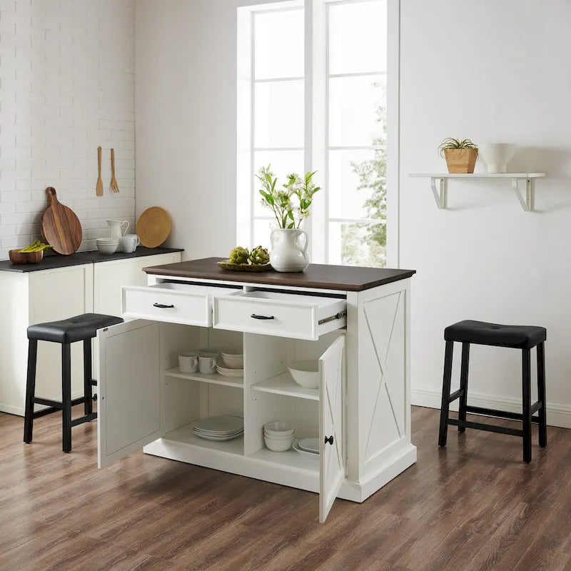 Îlot de cuisine fixe blanc vieilli avec plateau en bois, motif en X rustique, 2 armoires, 2 tiroirs et 2 tabourets de bar noirs en similicuir.