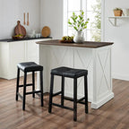 Îlot de cuisine fixe blanc vieilli avec plateau en bois, motif en X rustique, 2 armoires, 2 tiroirs et 2 tabourets de bar noirs en similicuir.