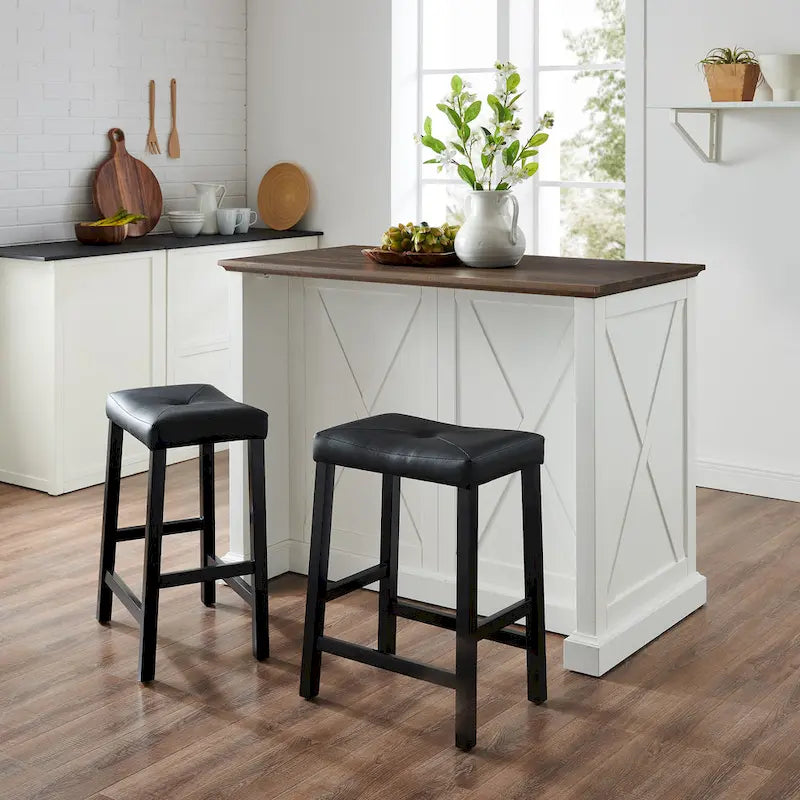 Îlot de cuisine fixe blanc vieilli avec plateau en bois, motif en X rustique, 2 armoires, 2 tiroirs et 2 tabourets de bar noirs en similicuir.