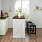 Îlot de cuisine fixe blanc vieilli avec plateau en bois, motif en X rustique, 2 armoires, 2 tiroirs et 2 tabourets de bar noirs en similicuir.