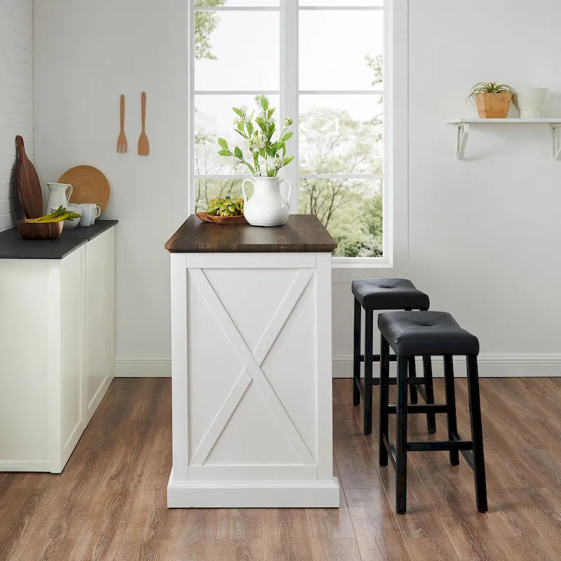 Îlot de cuisine fixe blanc vieilli avec plateau en bois, motif en X rustique, 2 armoires, 2 tiroirs et 2 tabourets de bar noirs en similicuir.