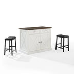 Îlot de cuisine fixe blanc vieilli avec plateau en bois, motif en X rustique, 2 armoires, 2 tiroirs et 2 tabourets de bar noirs en similicuir.
