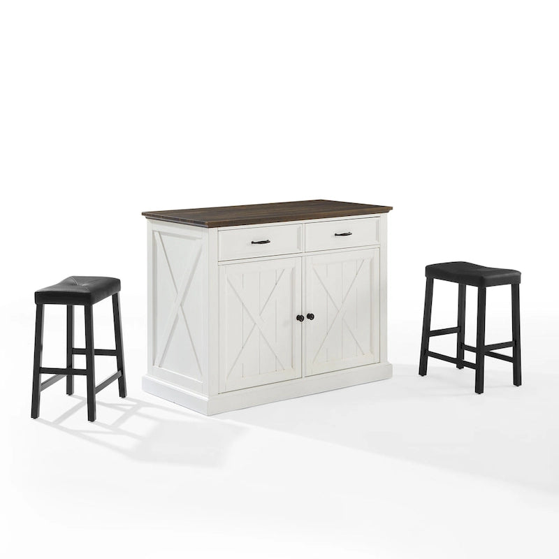 Îlot de cuisine fixe blanc vieilli avec plateau en bois, motif en X rustique, 2 armoires, 2 tiroirs et 2 tabourets de bar noirs en similicuir.