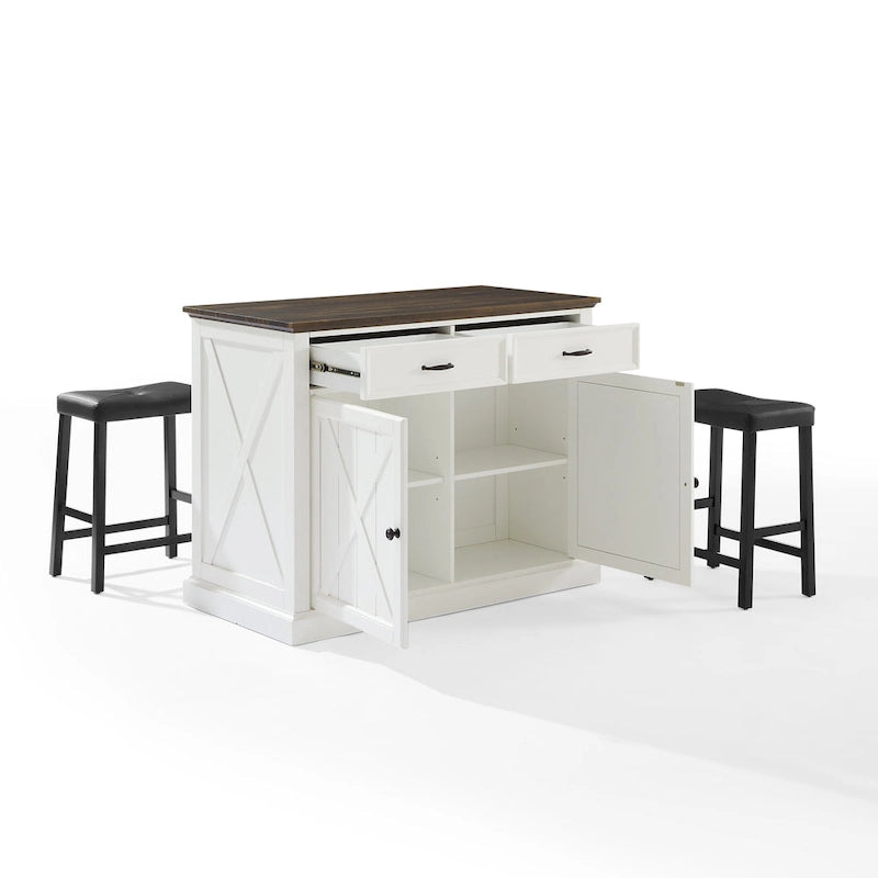 Îlot de cuisine fixe blanc vieilli avec plateau en bois, motif en X rustique, 2 armoires, 2 tiroirs et 2 tabourets de bar noirs en similicuir.