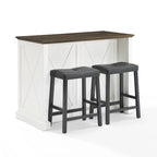 Îlot de cuisine fixe blanc vieilli avec plateau en bois, motif en X rustique, 2 armoires, 2 tiroirs et 2 tabourets de bar noirs en similicuir.