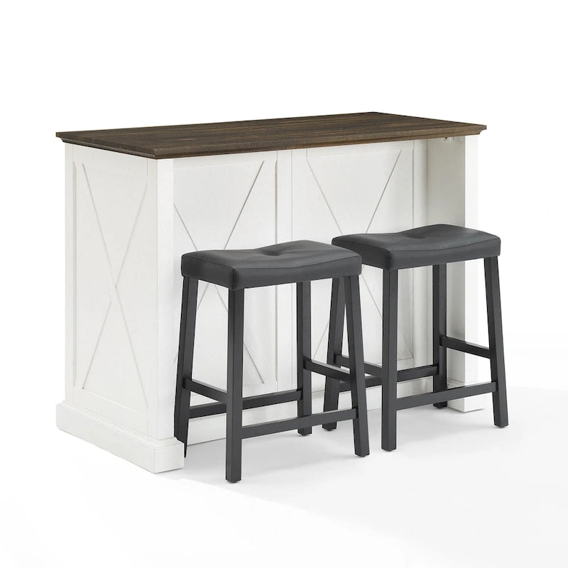 Îlot de cuisine fixe blanc vieilli avec plateau en bois, motif en X rustique, 2 armoires, 2 tiroirs et 2 tabourets de bar noirs en similicuir.