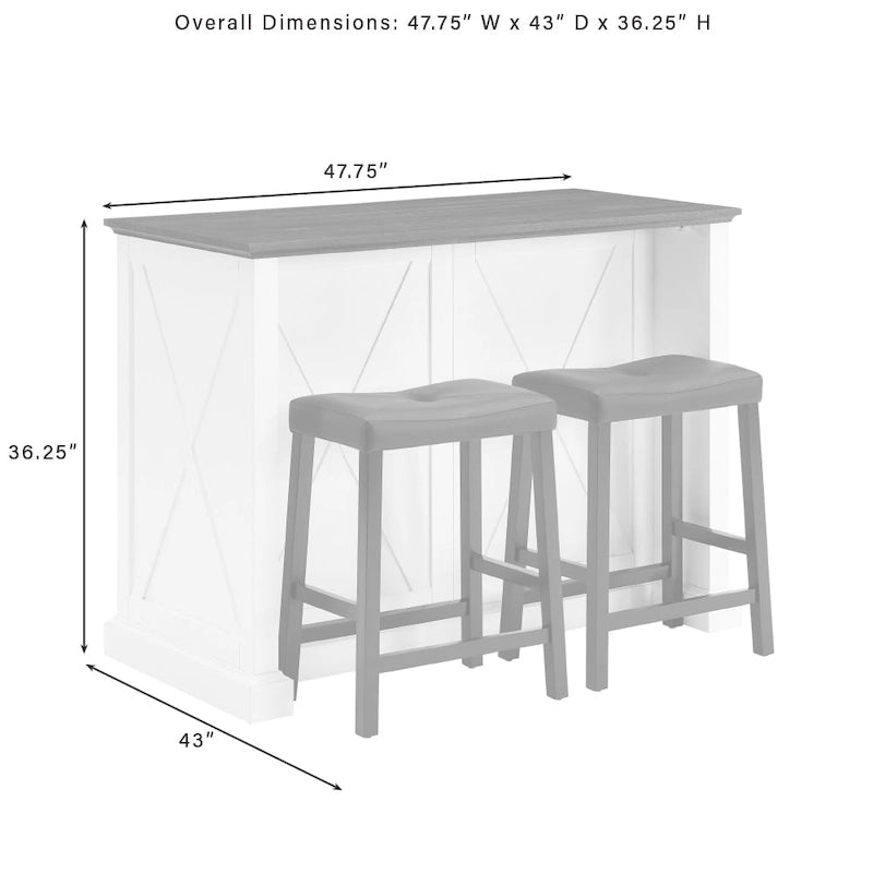 Îlot de cuisine fixe blanc vieilli avec plateau en bois, motif en X rustique, 2 armoires, 2 tiroirs et 2 tabourets de bar noirs en similicuir.