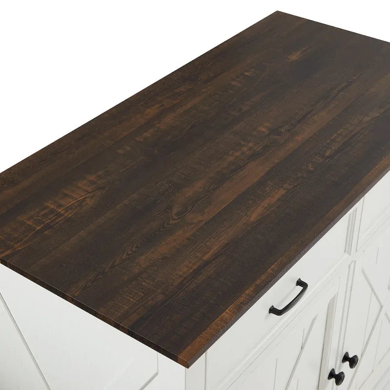Îlot de cuisine fixe blanc vieilli avec plateau en bois, motif en X rustique, 2 armoires, 2 tiroirs et 2 tabourets de bar noirs en similicuir.