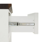 Îlot de cuisine fixe blanc vieilli avec plateau en bois, motif en X rustique, 2 armoires, 2 tiroirs et 2 tabourets de bar noirs en similicuir.
