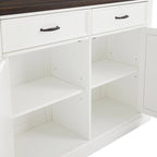 Îlot de cuisine fixe blanc vieilli avec plateau en bois, motif en X rustique, 2 armoires, 2 tiroirs et 2 tabourets de bar noirs en similicuir.