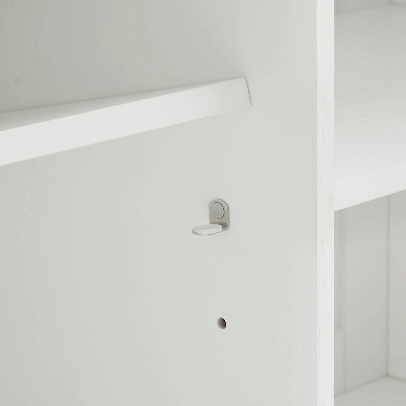 Îlot de cuisine fixe blanc vieilli avec plateau en bois, motif en X rustique, 2 armoires, 2 tiroirs et 2 tabourets de bar noirs en similicuir.