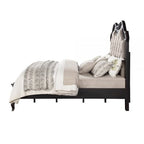 Lit king-size capitonné beige et noir avec tête de lit capitonnée, garniture cloutée et pieds cabriole – 2 personnes