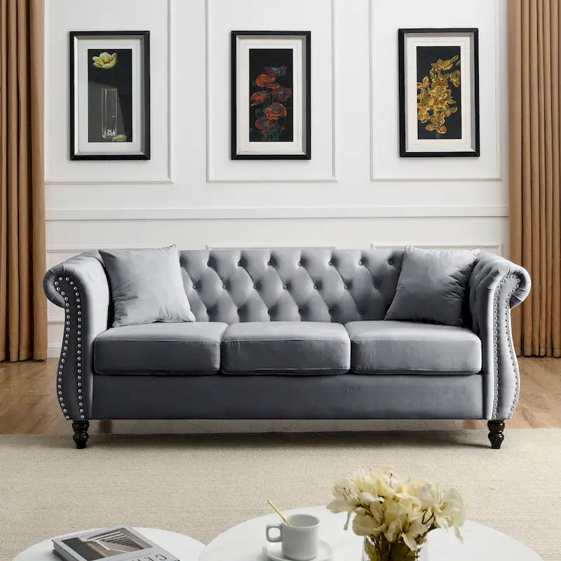 Canapé 3 places Chesterfield beige/gris avec capitonnage et clous décoratifs – 3 personnes