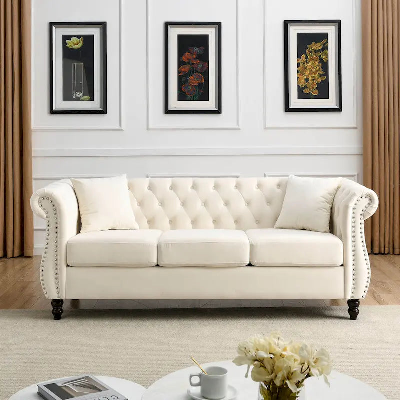 Canapé 3 places Chesterfield beige/gris avec capitonnage et clous décoratifs – 3 personnes