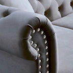 Canapé 3 places Chesterfield beige/gris avec capitonnage et clous décoratifs – 3 personnes