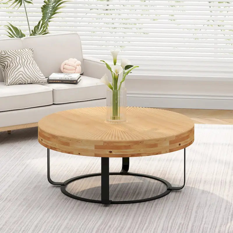 Table basse ronde sculptée en pin naturel et noir avec pieds en métal noir