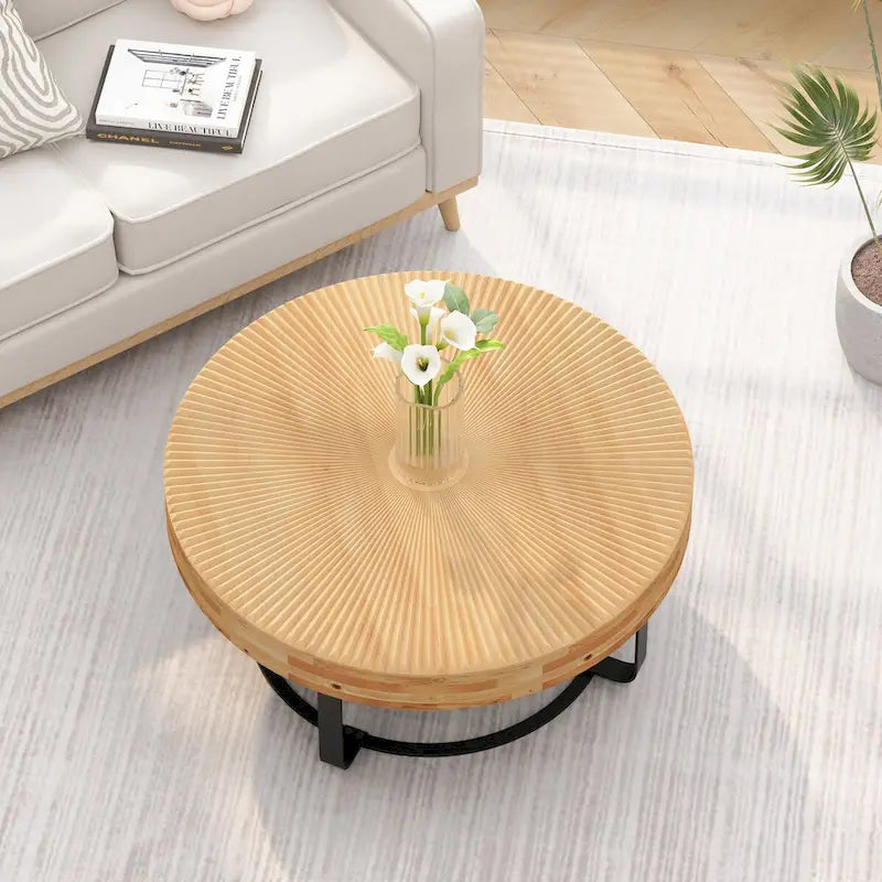 Table basse ronde sculptée en pin naturel et noir avec pieds en métal noir