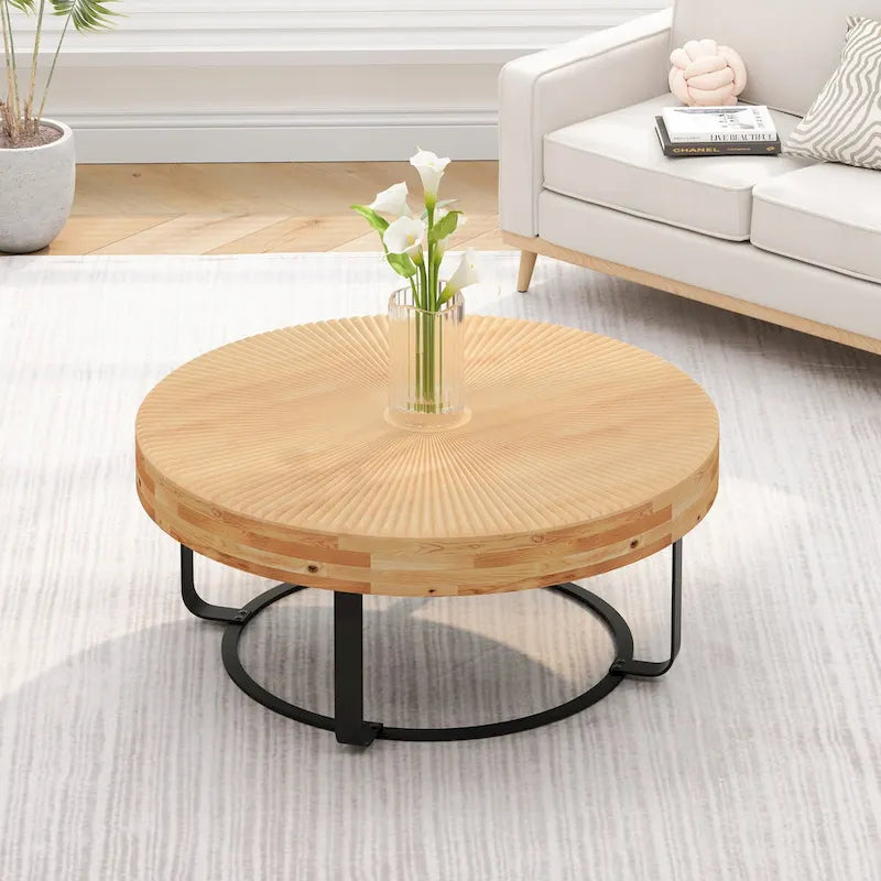 Table basse ronde sculptée en pin naturel et noir avec pieds en métal noir