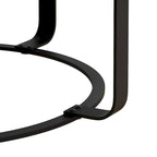 Table basse ronde sculptée en pin naturel et noir avec pieds en métal noir