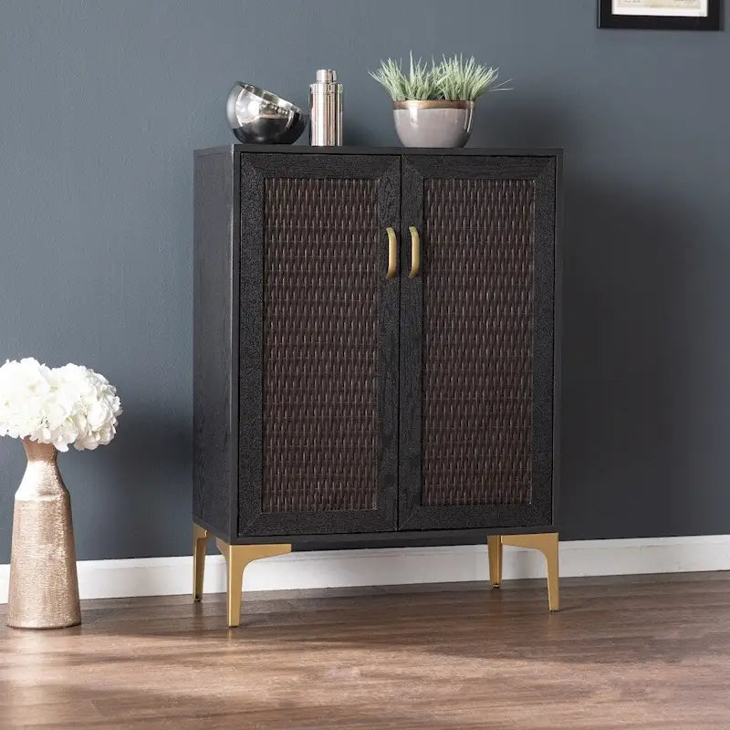 Meuble de bar noir et doré en similicuir tressé avec portes tressées doubles, casiers à vin et porte-verres