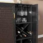 Meuble de bar noir et doré en similicuir tressé avec portes tressées doubles, casiers à vin et porte-verres