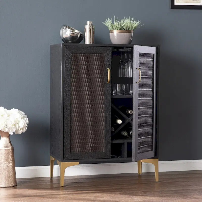 Meuble de bar noir et doré en similicuir tressé avec portes tressées doubles, casiers à vin et porte-verres