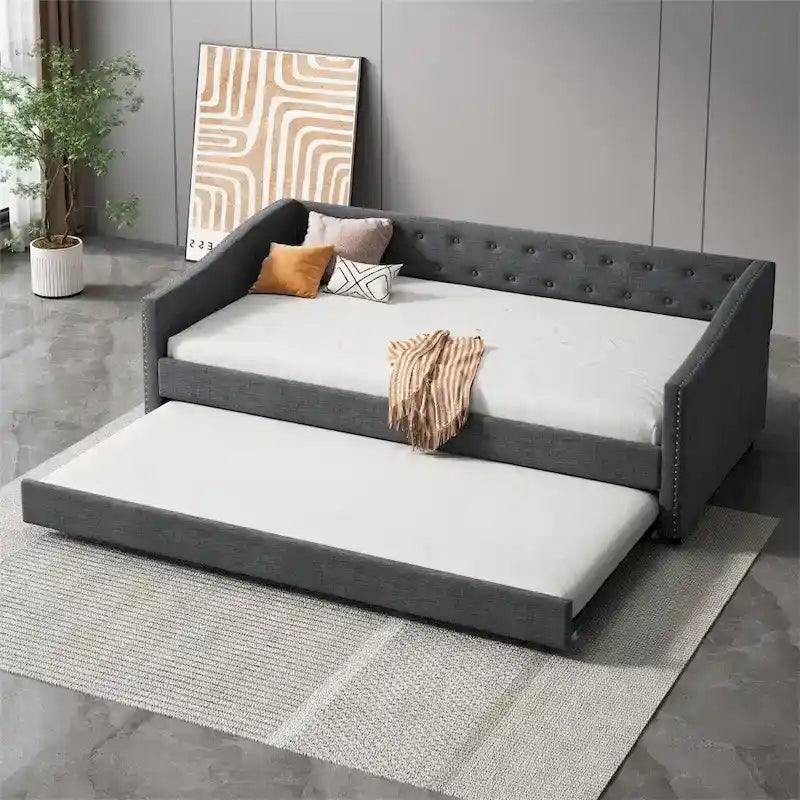 Lit de repos double rembourré gris clair/gris foncé avec dossier capitonné, garniture en laiton et lit gigogne – 1 personne